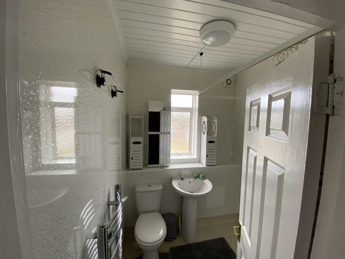 Private Lounge And Double Room Kilwinning Buitenkant foto