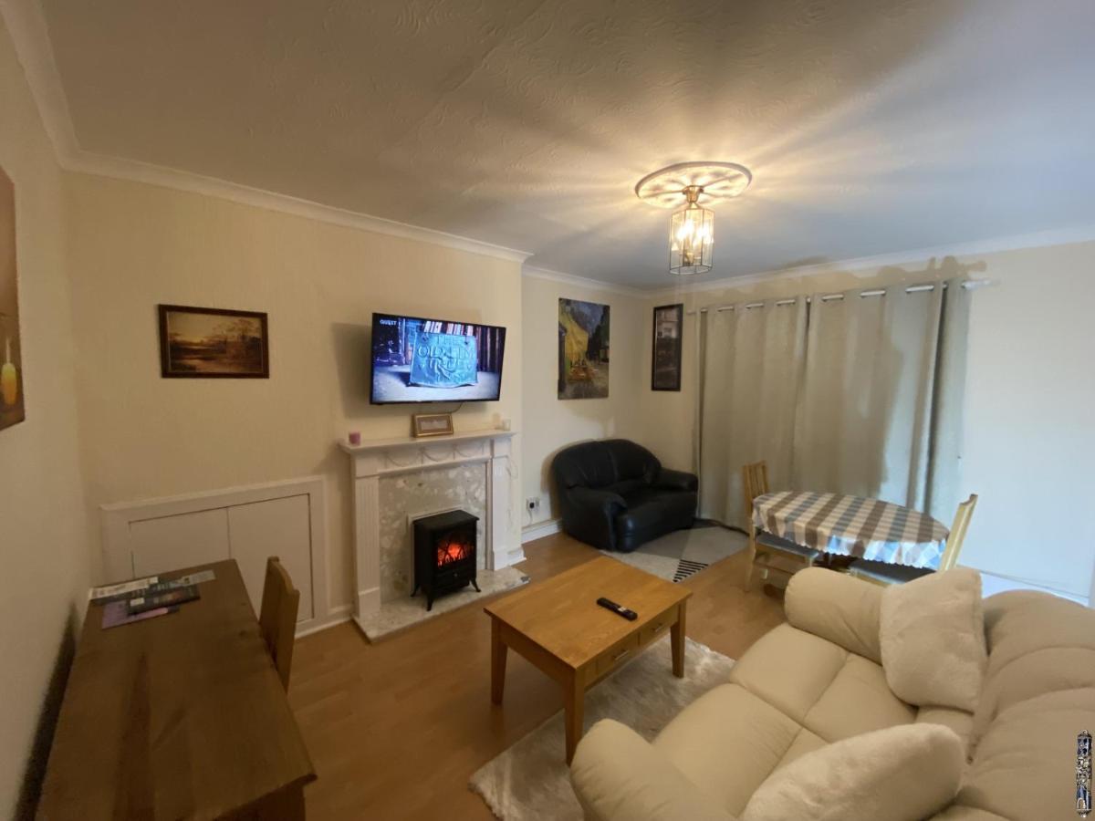 Private Lounge And Double Room Kilwinning Buitenkant foto