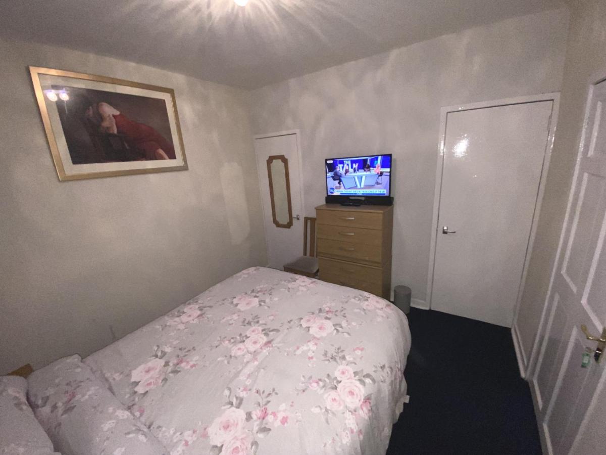 Private Lounge And Double Room Kilwinning Buitenkant foto