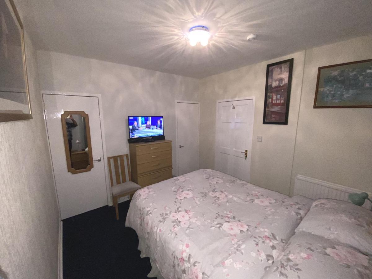 Private Lounge And Double Room Kilwinning Buitenkant foto